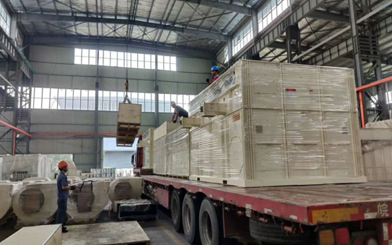 Componentes del secador de granos de FMWorld cargados en un camión en la fábrica
